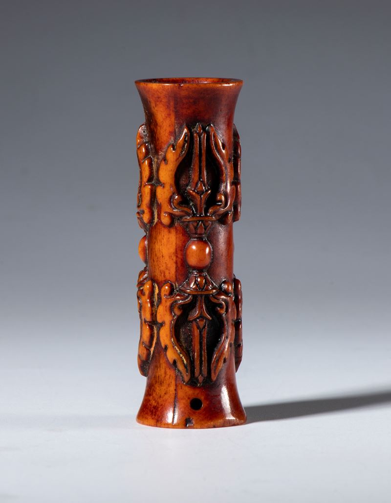 Pendente tubolare in osso scolpito con elementi a forma di vajra. Tibet, XIX secolo