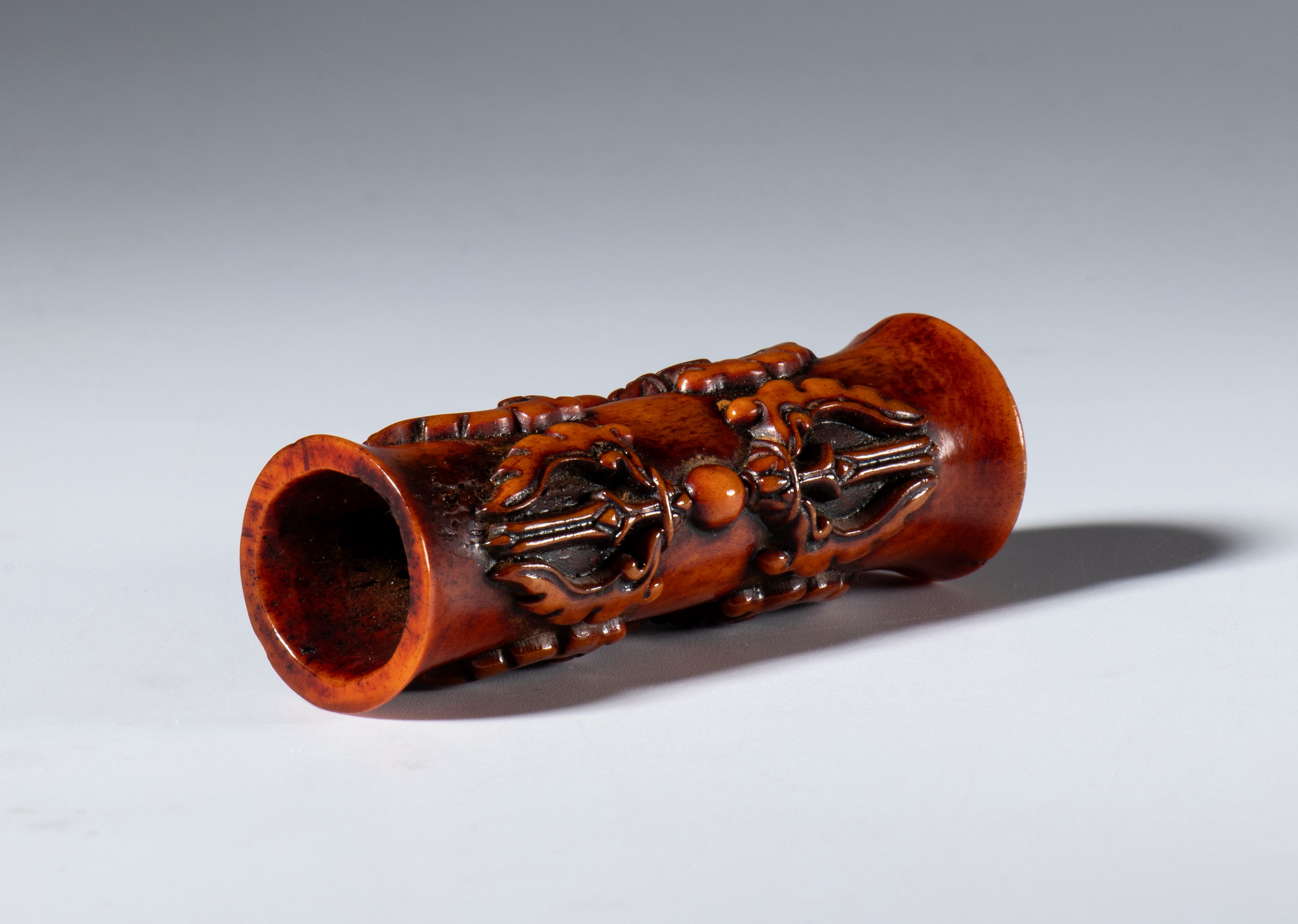 Pendente tubolare in osso scolpito con elementi a forma di vajra. Tibet, XIX secolo