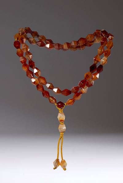 Mala con 64 perle poliedriche in agata, Cina, dinastia Qing (1644-1912), XIX secolo