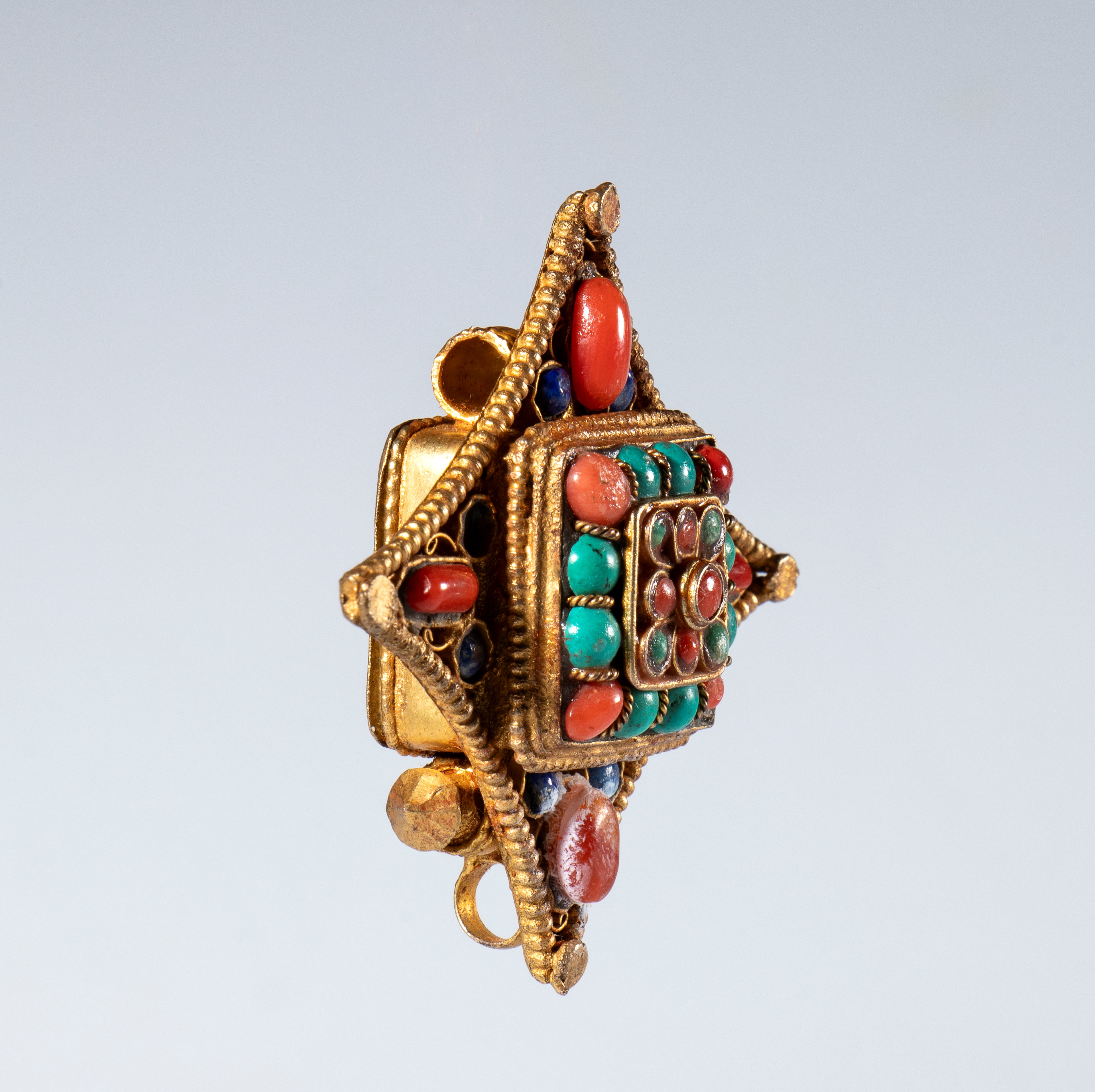 Porta amuleti, rame dorato con pietre semipreziose, Tibet, XIX secolo