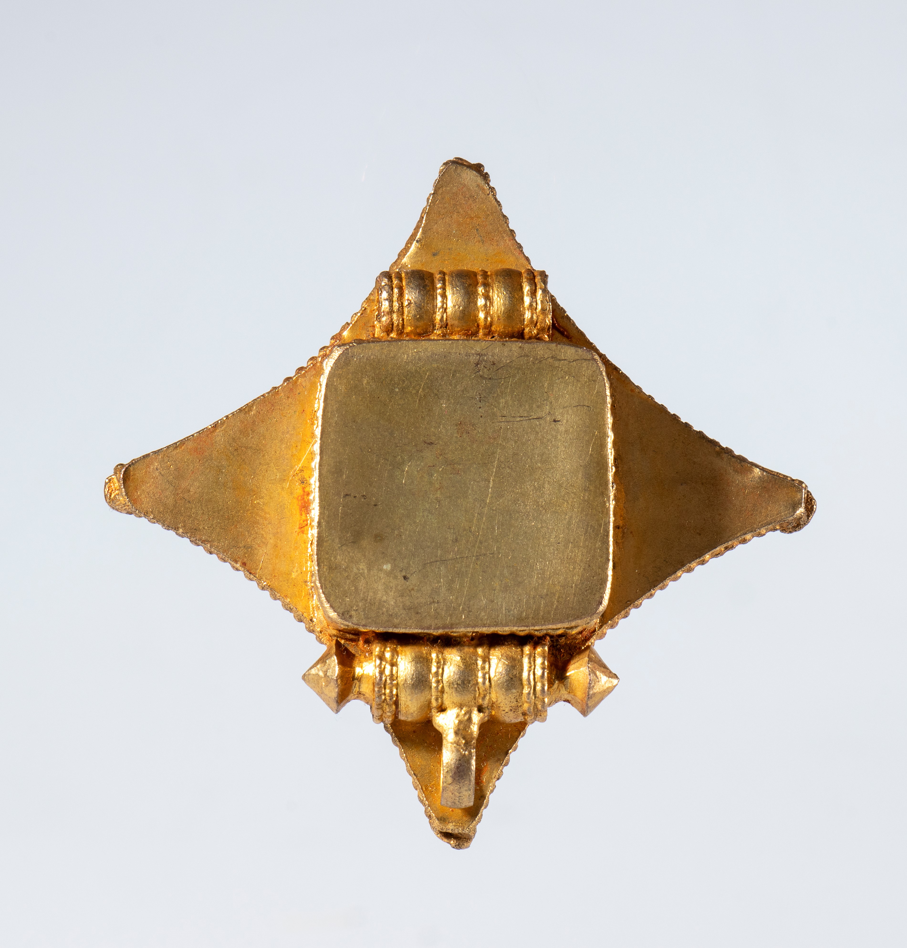 Porta amuleti, rame dorato con pietre semipreziose, Tibet, XIX secolo