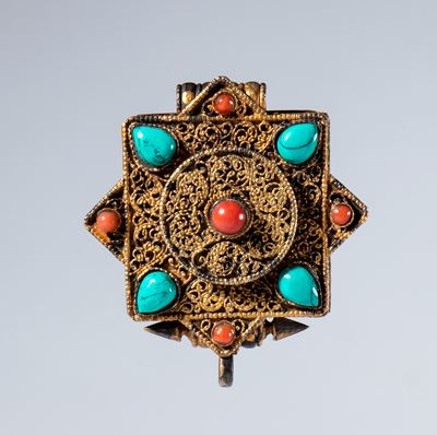 Tibetano, Porta amuleti Gau in argento dorato e pietre semipreziose, XIX secolo