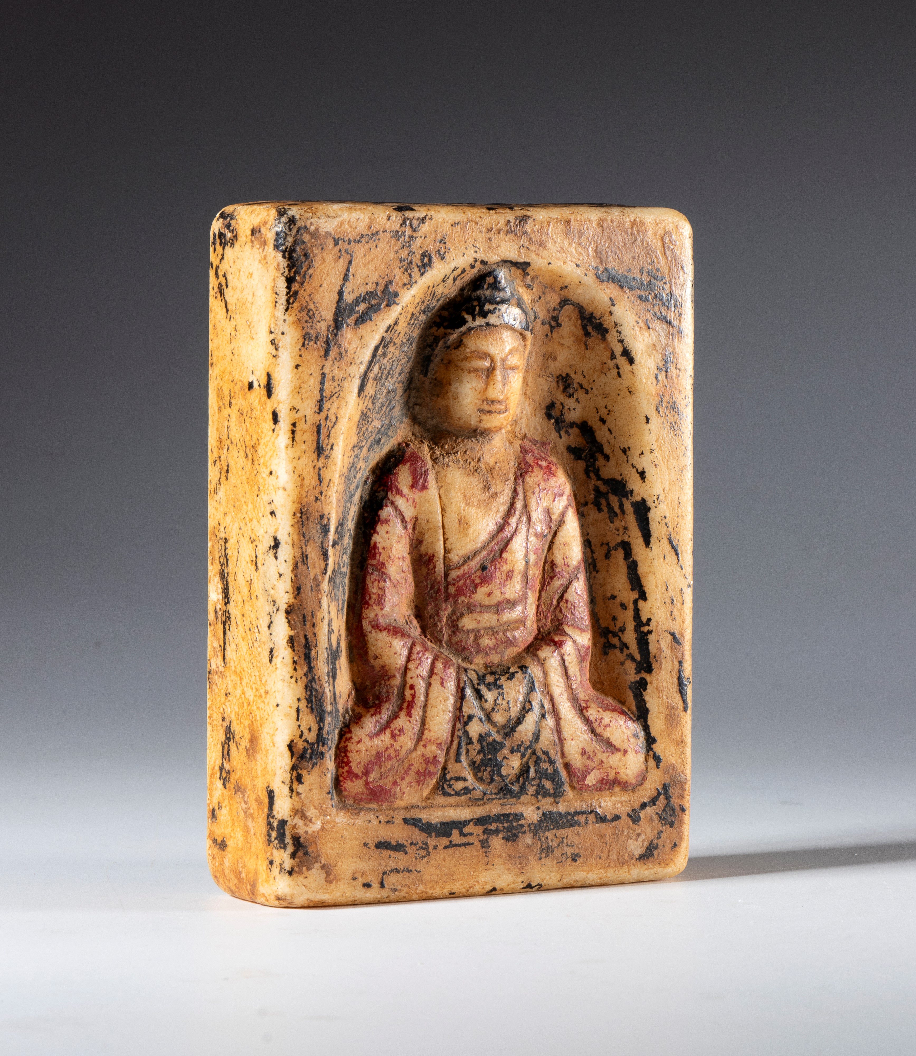 Rilievo in marmo bianco con tracce di policromia raffigurante Buddha in meditazione. Cina, XIX se...