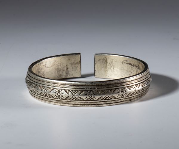 Ornamental silver bracelet. Tibet, 19th century.