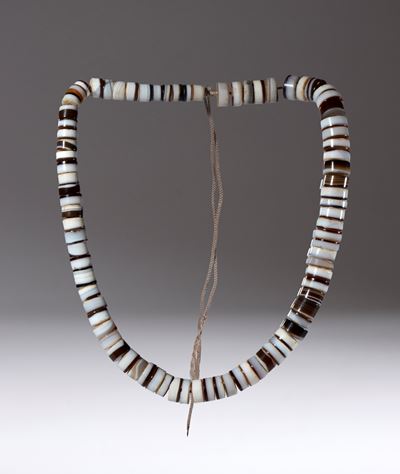 Collana in perle discoidali di agata zonata, Cina, dinastia Qing (XIX secolo)