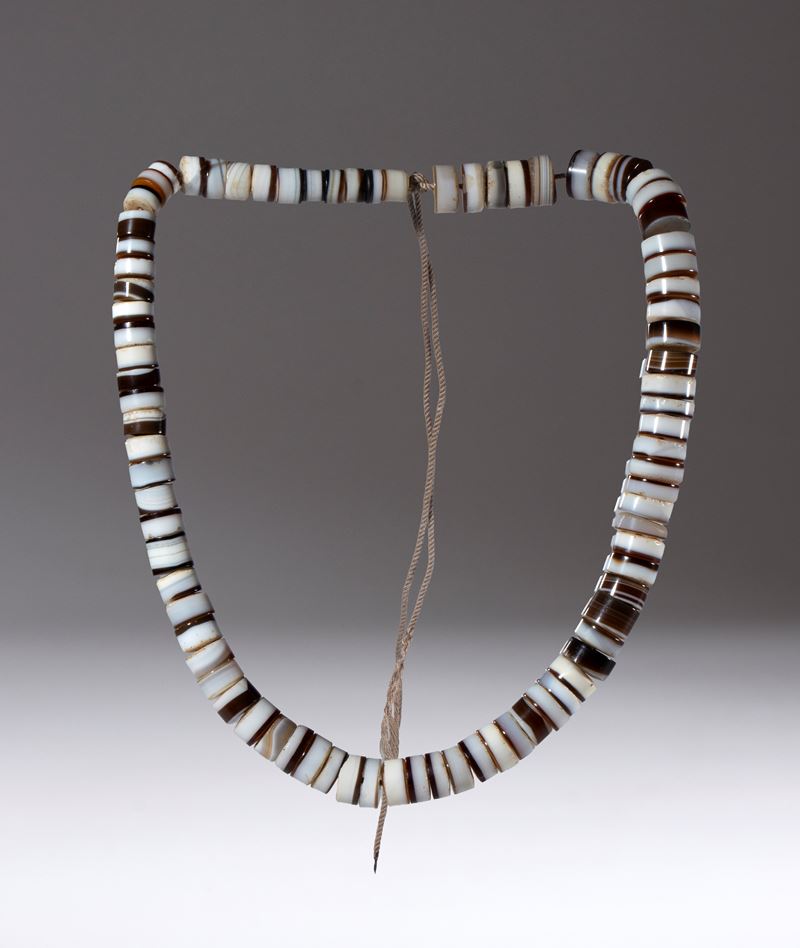 Collana in perle discoidali di agata zonata, Cina, dinastia Qing (XIX secolo)