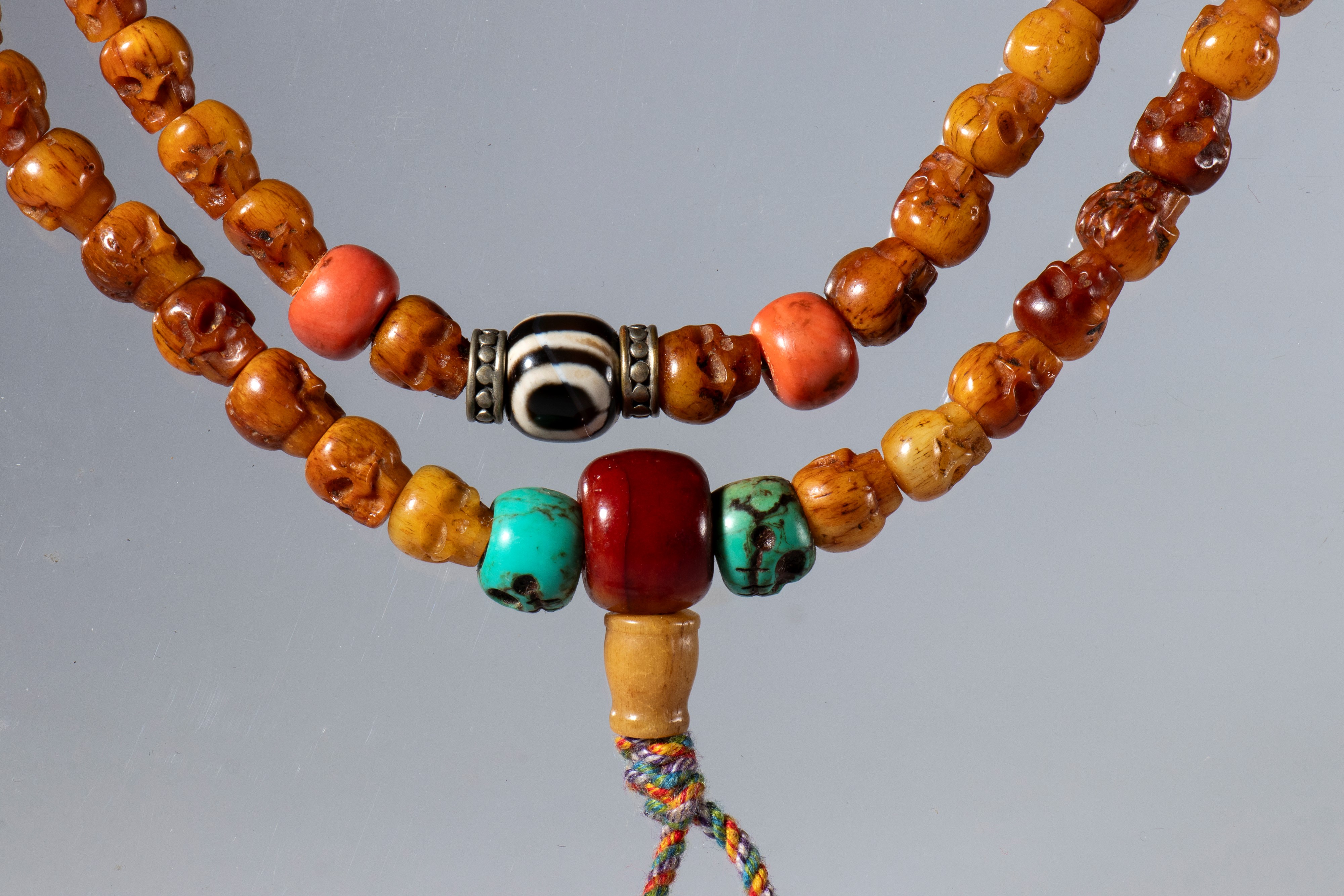 Shitala mala, grani in osso, turchese, corallo e argento, India, XIX secolo