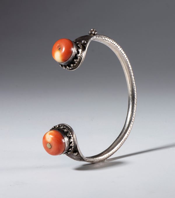 Tibetan silver bracelet with two antique coral beads. Tibet, 19th century.
