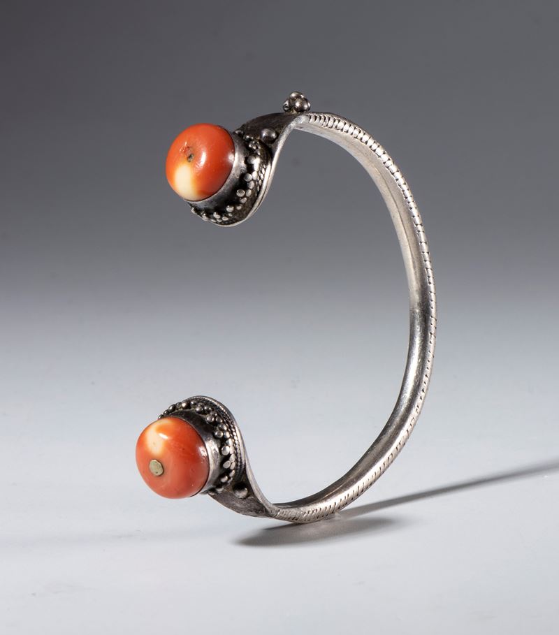 Bracciale ornamentale in argento con due antiche perle in corallo, Tibet, XIX secolo