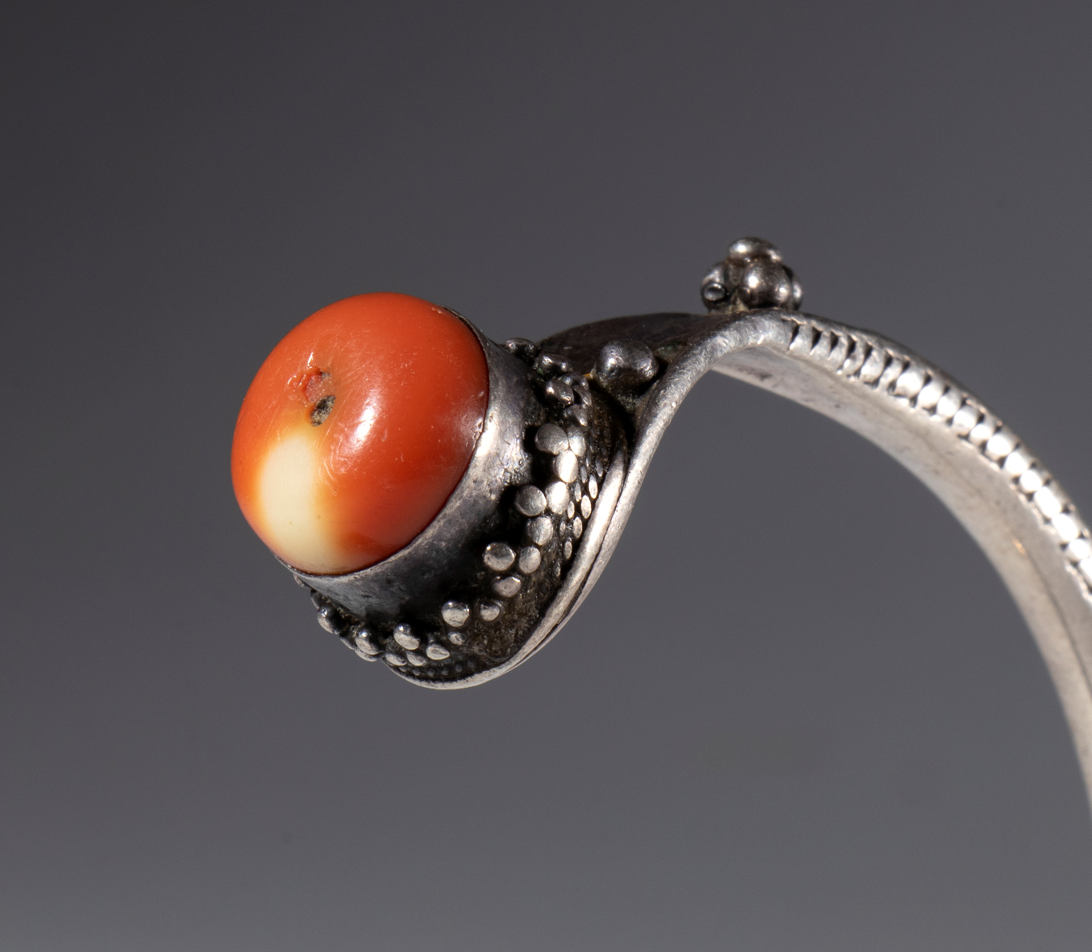 Bracciale ornamentale in argento con due antiche perle in corallo, Tibet, XIX secolo
