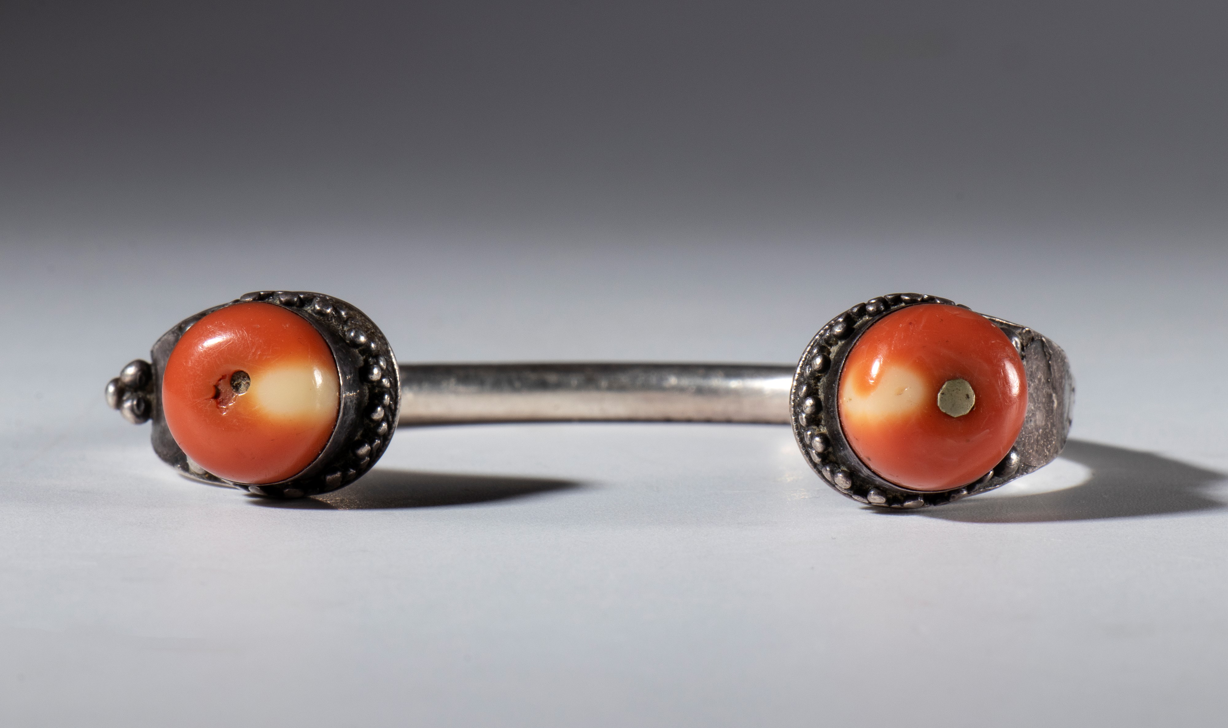 Bracciale ornamentale in argento con due antiche perle in corallo, Tibet, XIX secolo