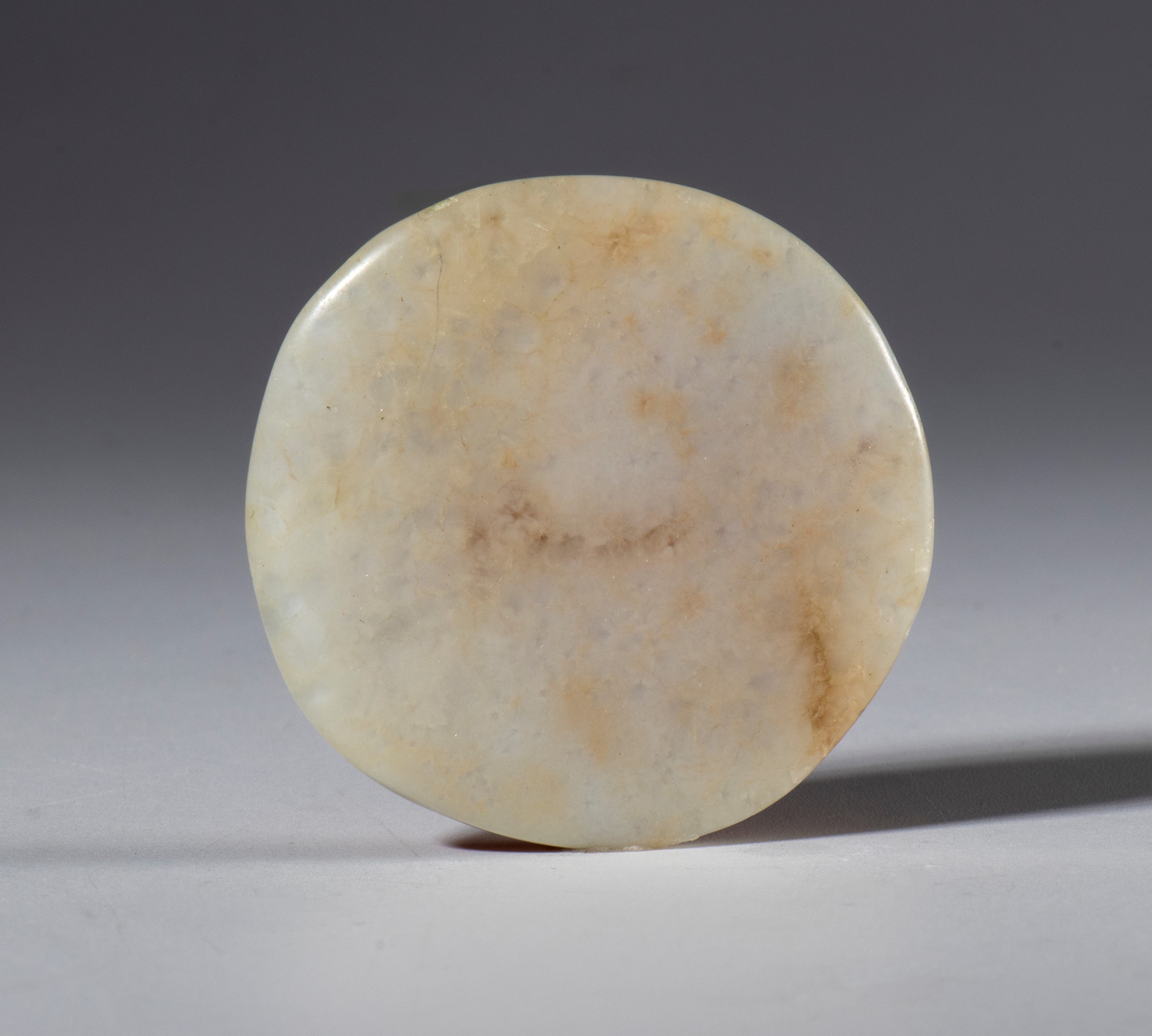 Tibet, XIX secolo, Perla piatta in agata zonata bianco-arancio