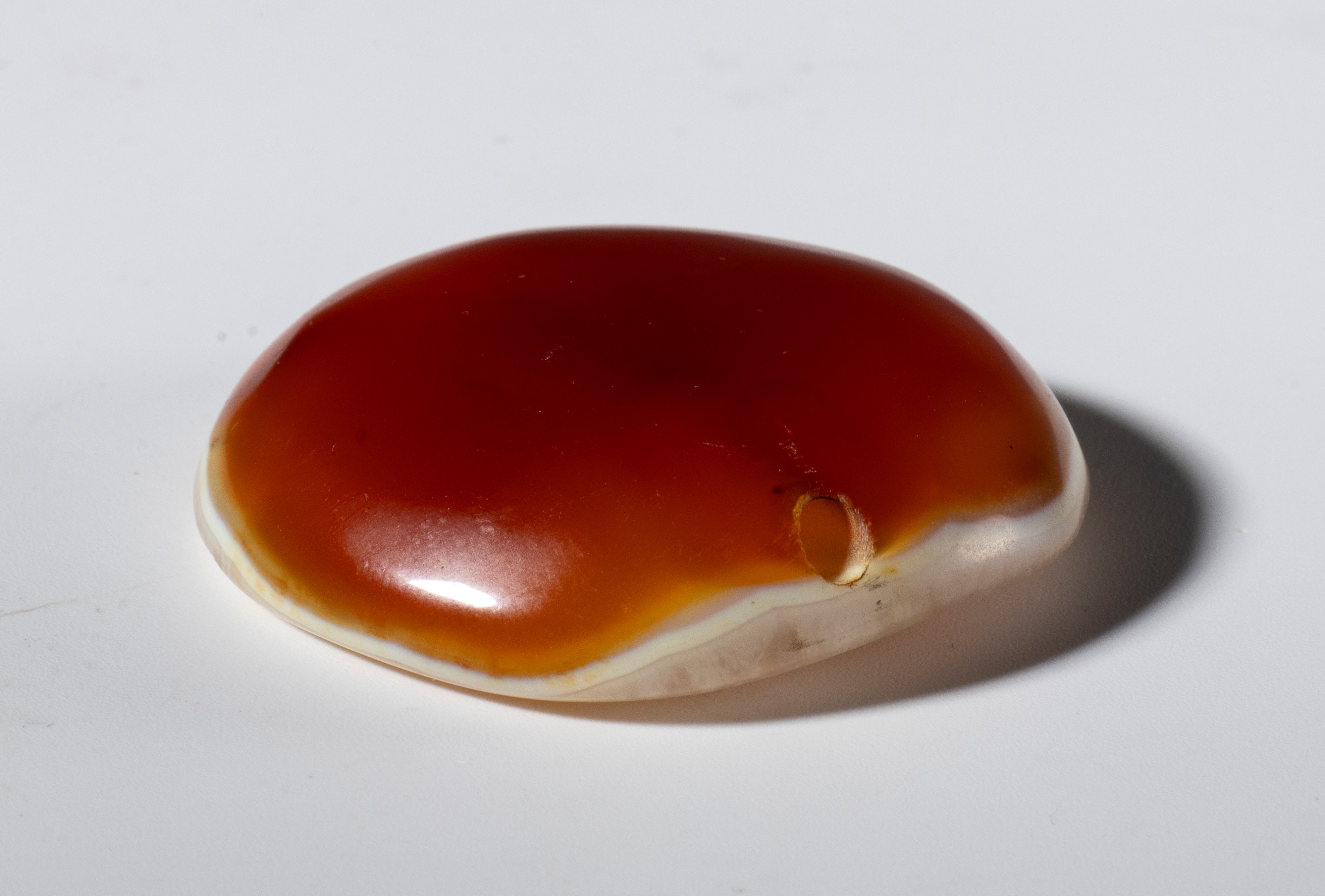 Tibet, XIX secolo, Perla piatta in agata zonata bianco-arancio
