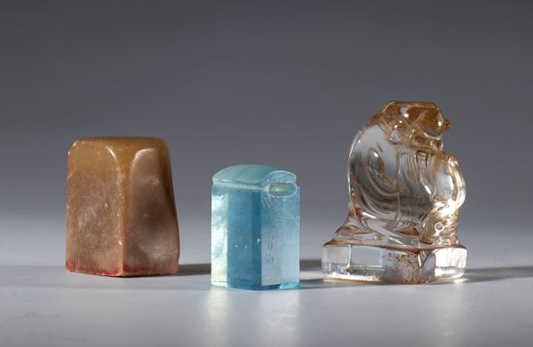 A lot of three stamps carved and engraved in soapstone, aquamarine, and crystal. China, Crystal sculpture depicting a mythical animal. China, Qing Dynasty (1644–1911), 19th century.