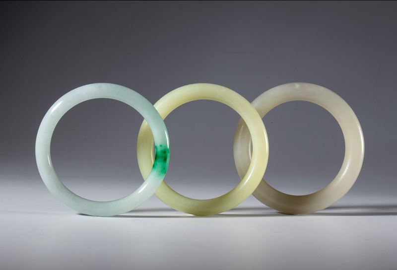 Cina, Bracciali ornamentali in giada chiara e giada verde, dinastia Qing (XIX secolo)