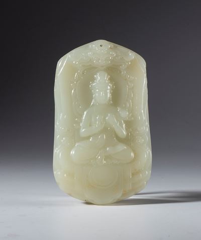 Cina, Grande ciondolo in giada bianca raffigurante Buddha con fiore di loto (XX secolo)