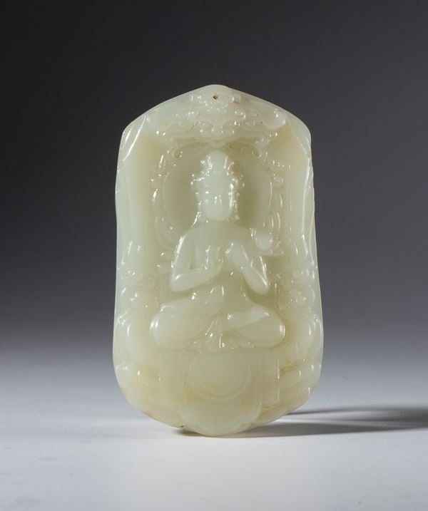 Grande ciondolo in giada bianca raffigurante Buddha con fiore di loto. Cina, XX secolo