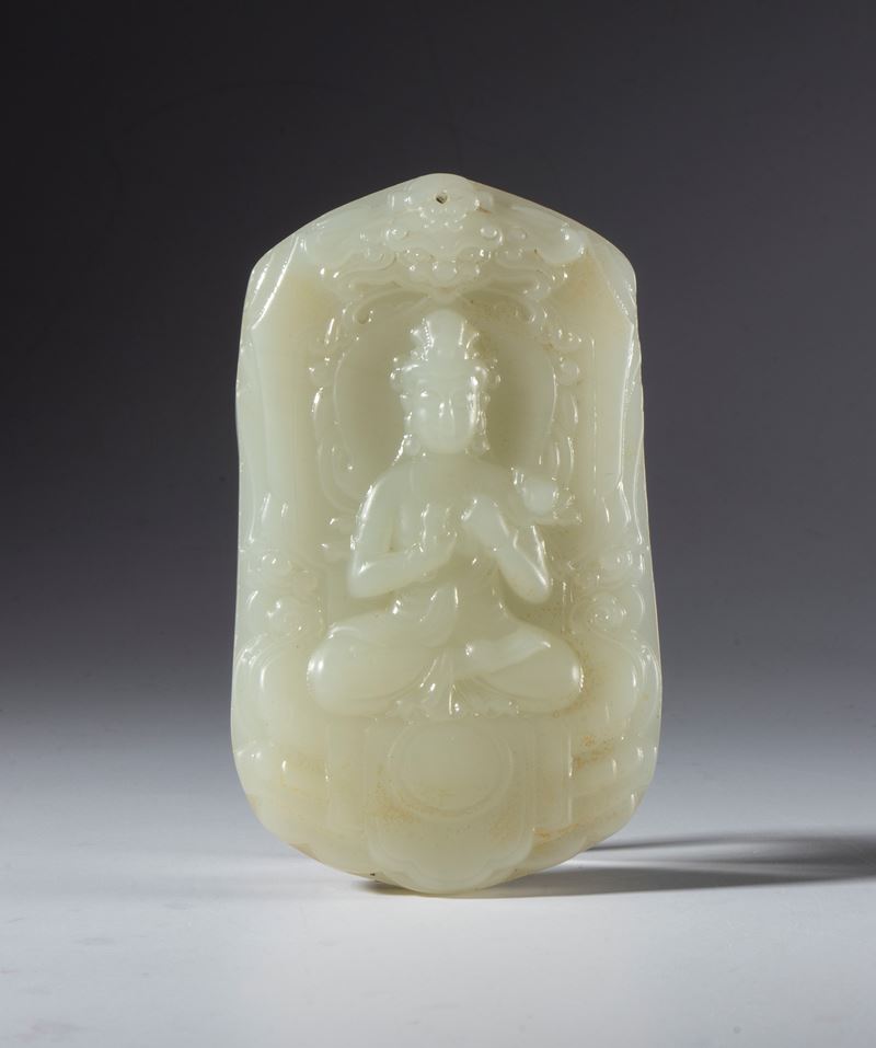 Cina, Grande ciondolo in giada bianca raffigurante Buddha con fiore di loto (XX secolo)