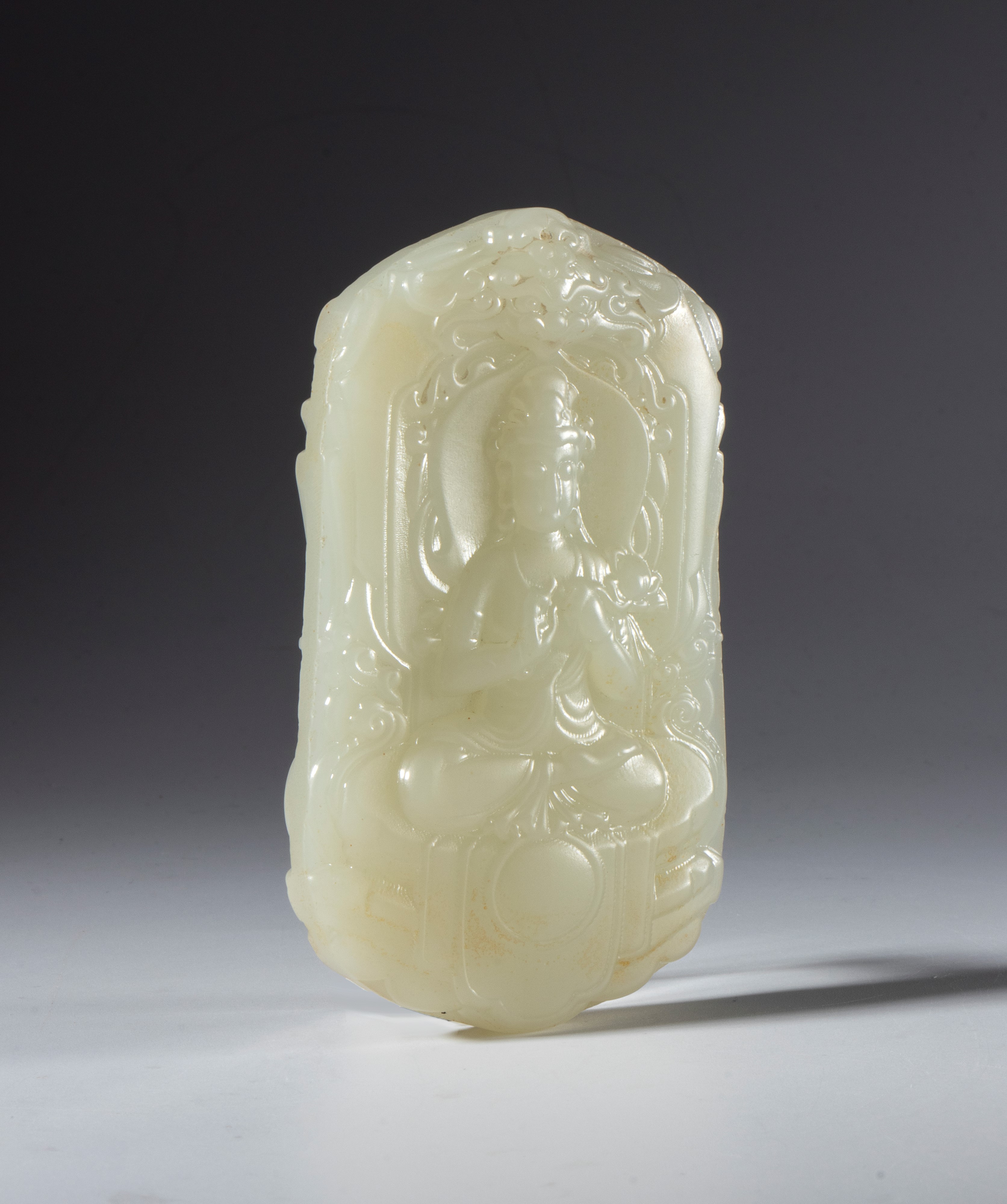 Cina, Grande ciondolo in giada bianca raffigurante Buddha con fiore di loto (XX secolo)