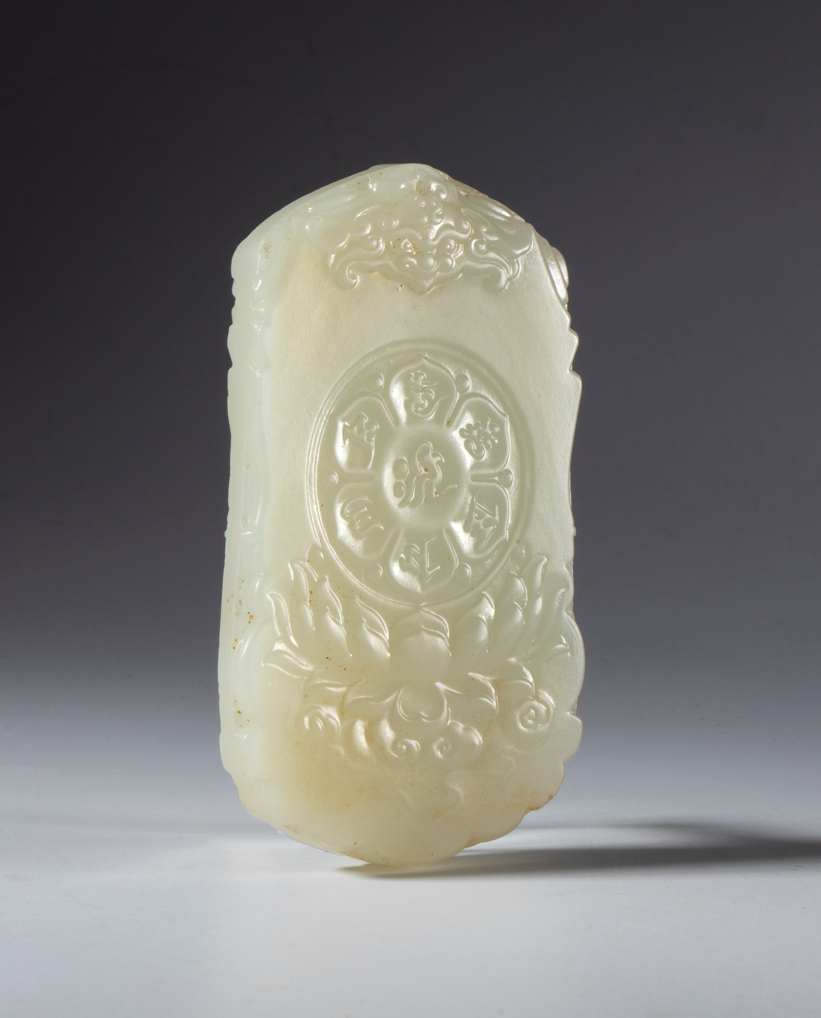 Cina, Grande ciondolo in giada bianca raffigurante Buddha con fiore di loto (XX secolo)