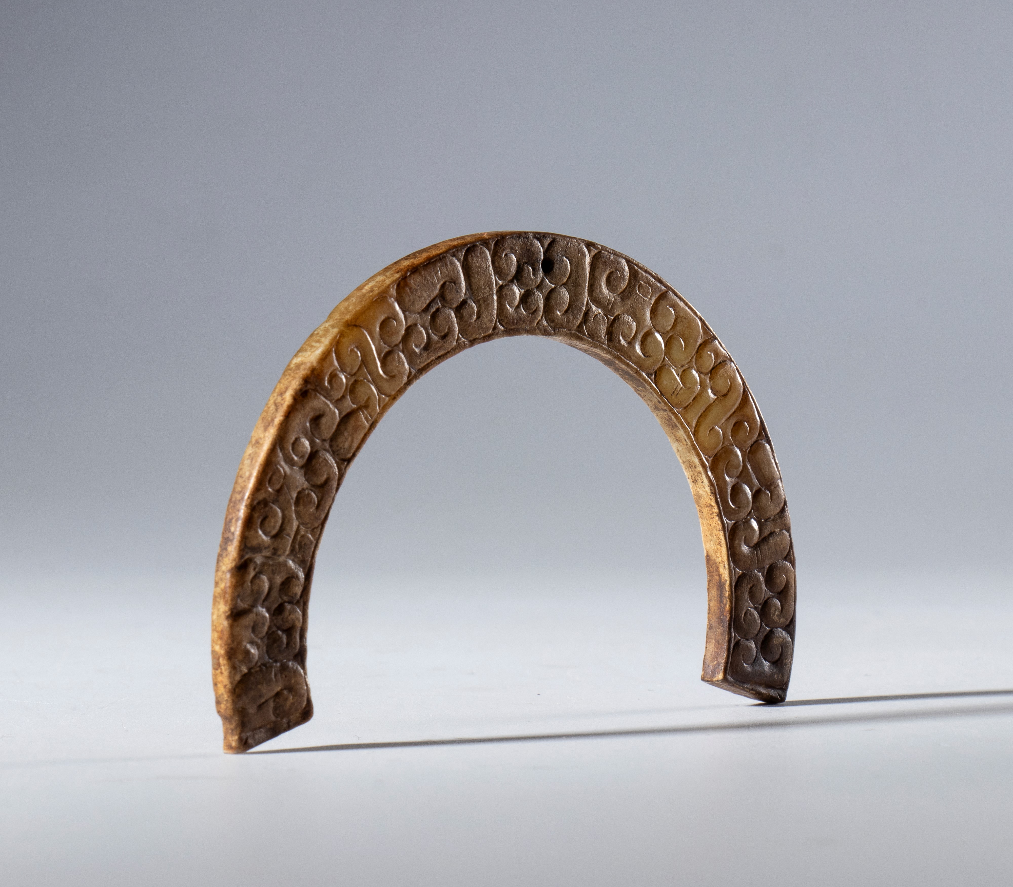 Pendente ornamentale a forma di mezza luna, giada Hotan, in stile della dinastia Han (II sec. a.C...
