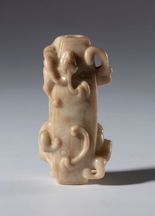 A Hotan jade ornamental tubular pendant with dragon figures. China, 19th century.