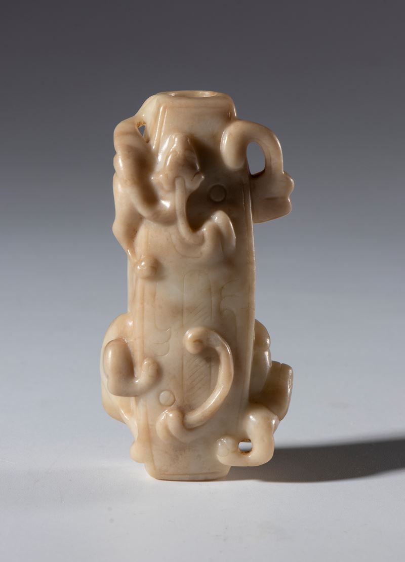 Pendente tubolare ornamentale in giada Hotan con figure di draghi, Cina, dinastia Qing, XIX secol...