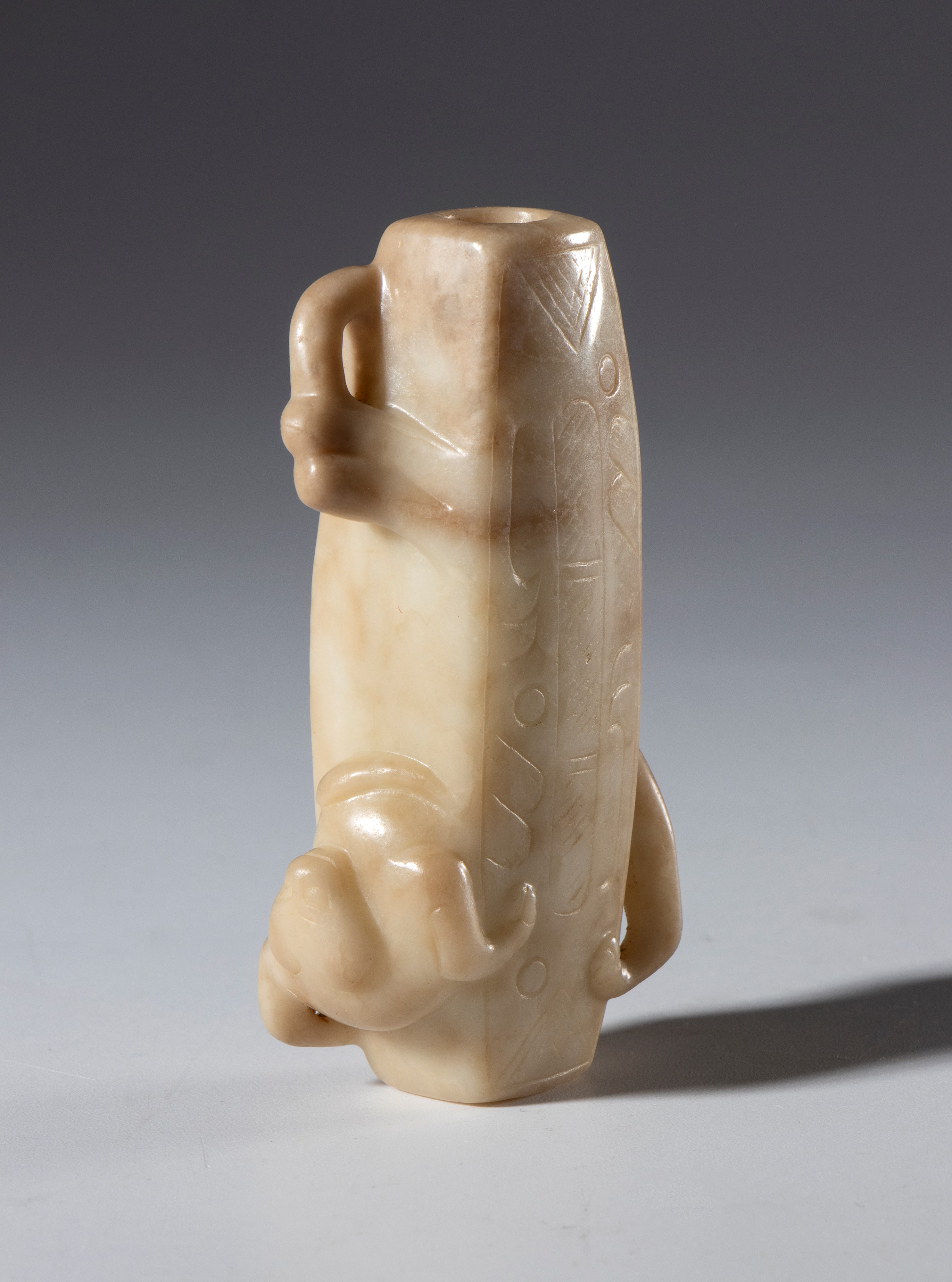 Pendente tubolare ornamentale in giada Hotan con figure di draghi, Cina, dinastia Qing, XIX secol...