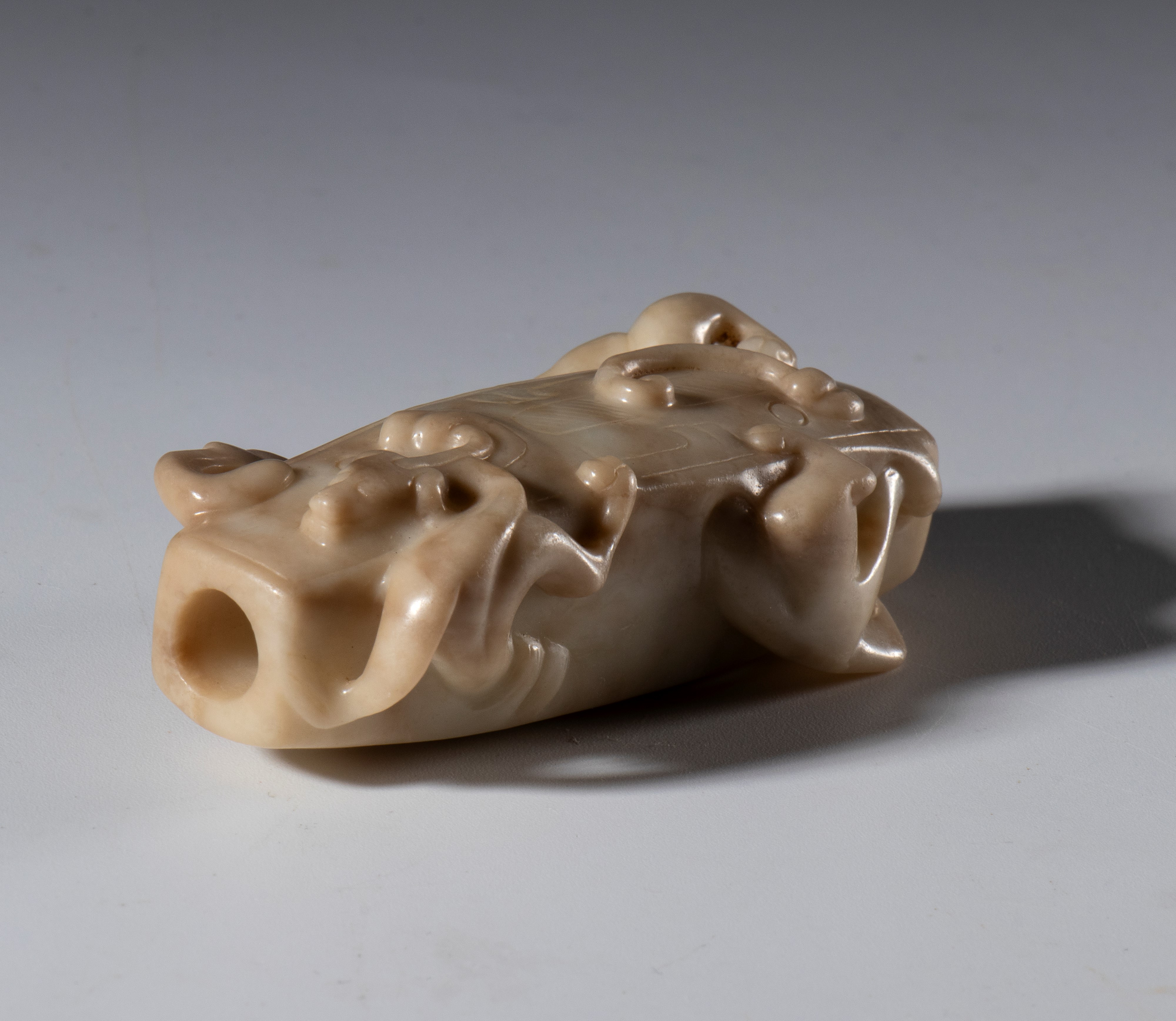 Pendente tubolare ornamentale in giada Hotan con figure di draghi, Cina, dinastia Qing, XIX secol...