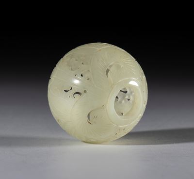 Perla in giada Hotan, sfera traforata e incisa con motivo vegetale, dinastia Qing (XIX secolo)
