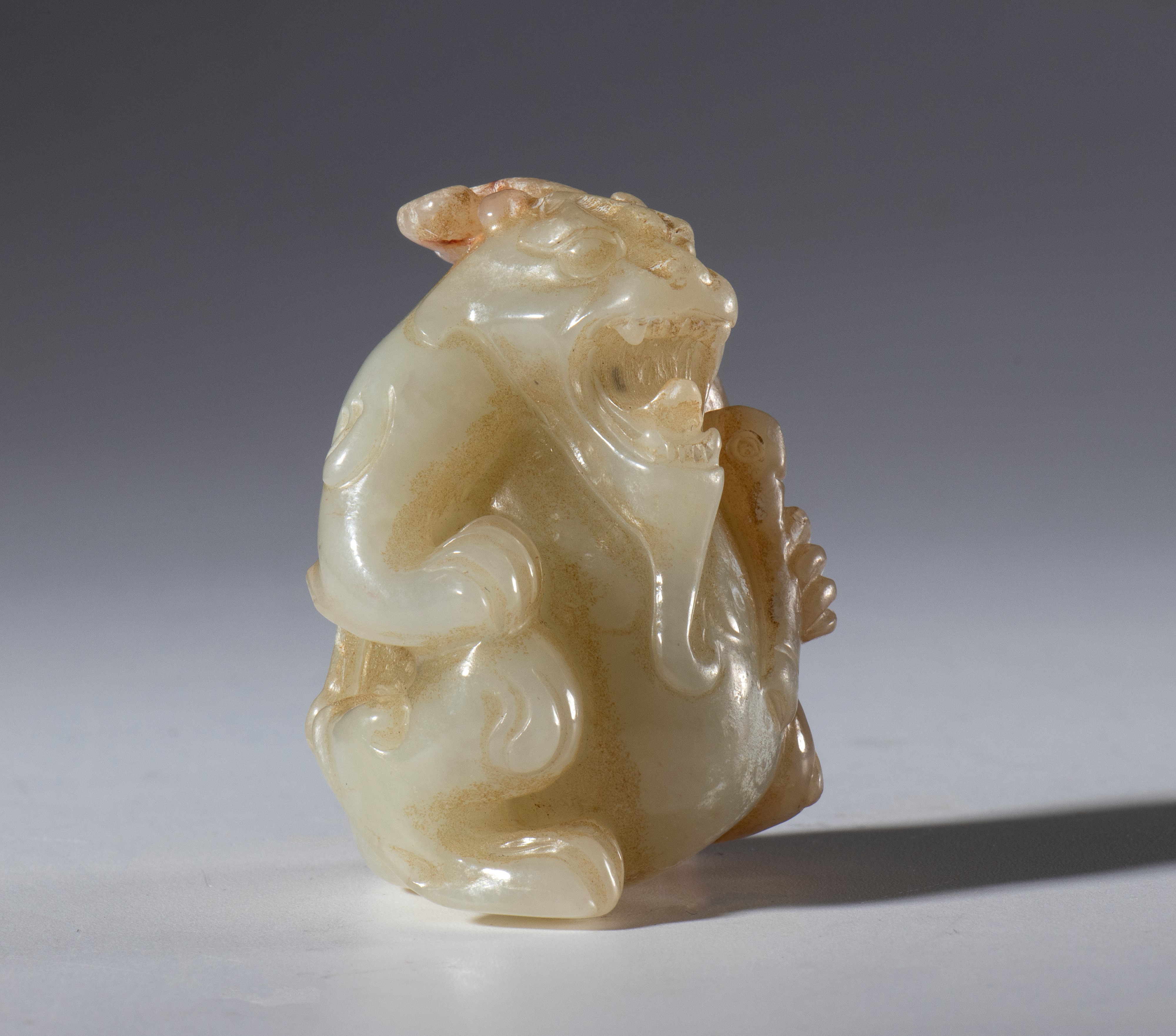 Giada Hotan, piccola scultura di orso, Cina, dinastia Qing (1644-1912), XIX secolo