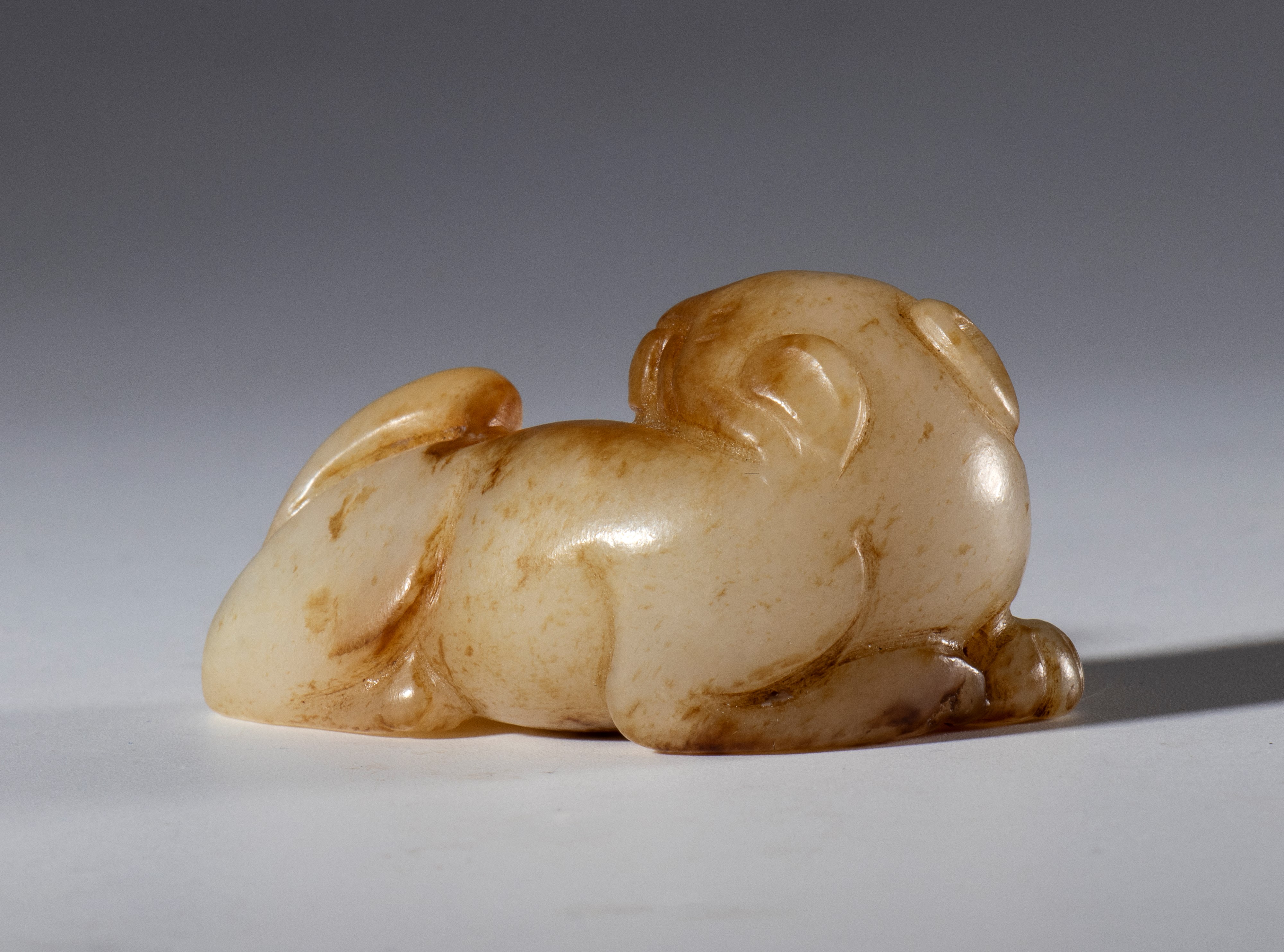 Scultura in giada Hotan e russet con cagnolino, Cina, dinastia Qing (XIX secolo)