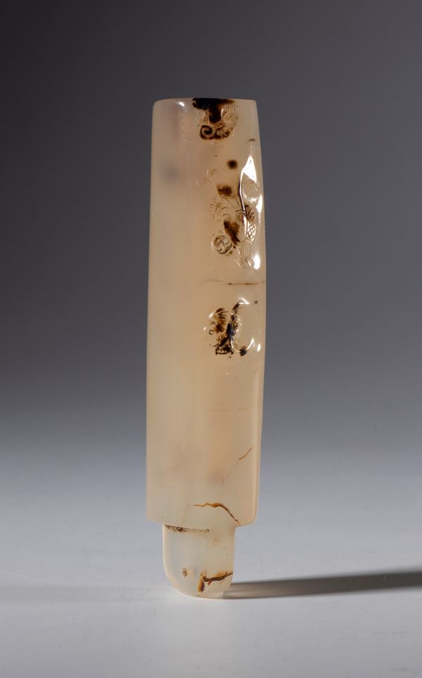 A jade feather holder for a court hat, decorated with small engraved figures. China, 19th century.