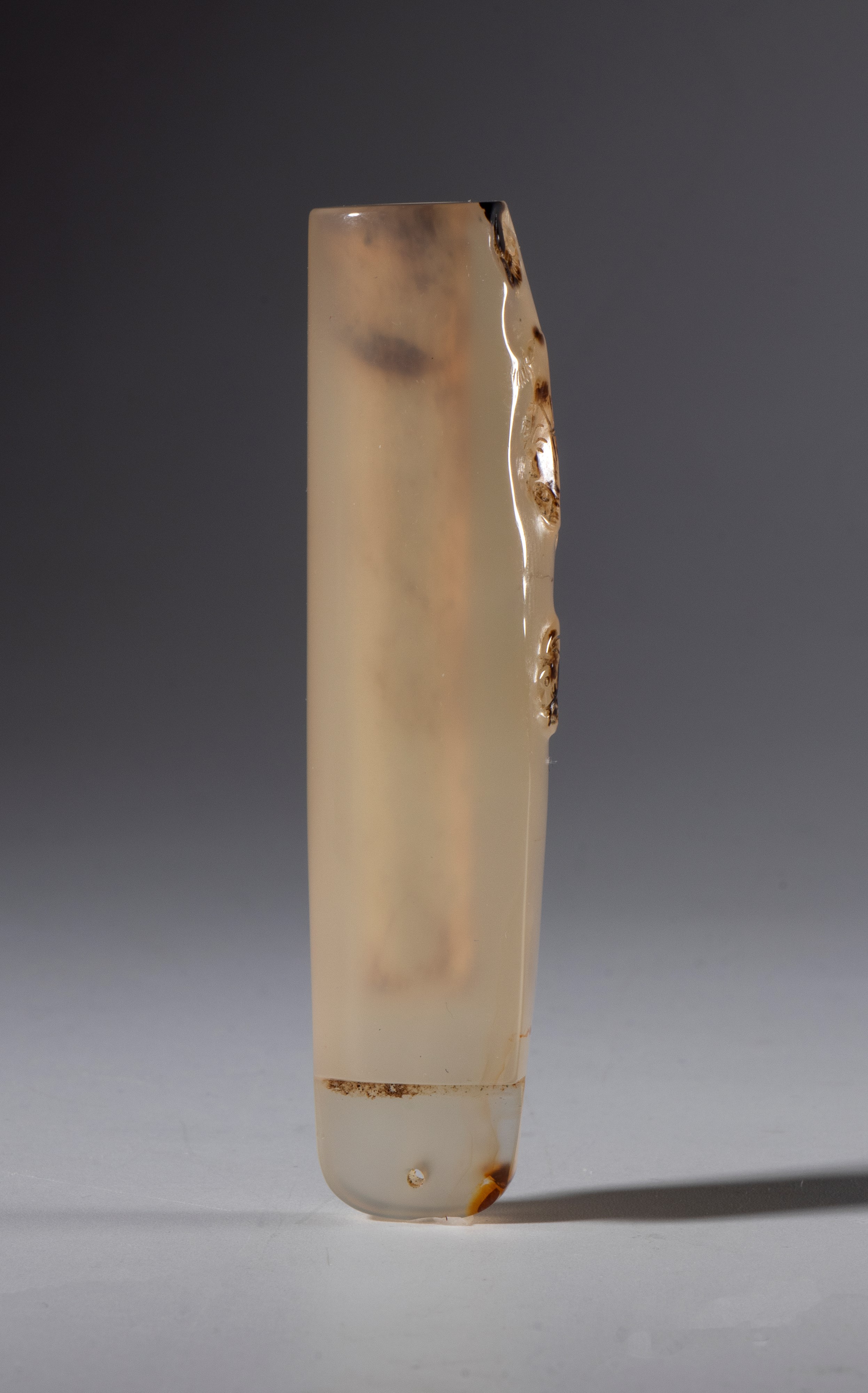Cina, Porta piume per cappello di corte in giada decorata a figure incise, dinastia Qing (XIX sec...