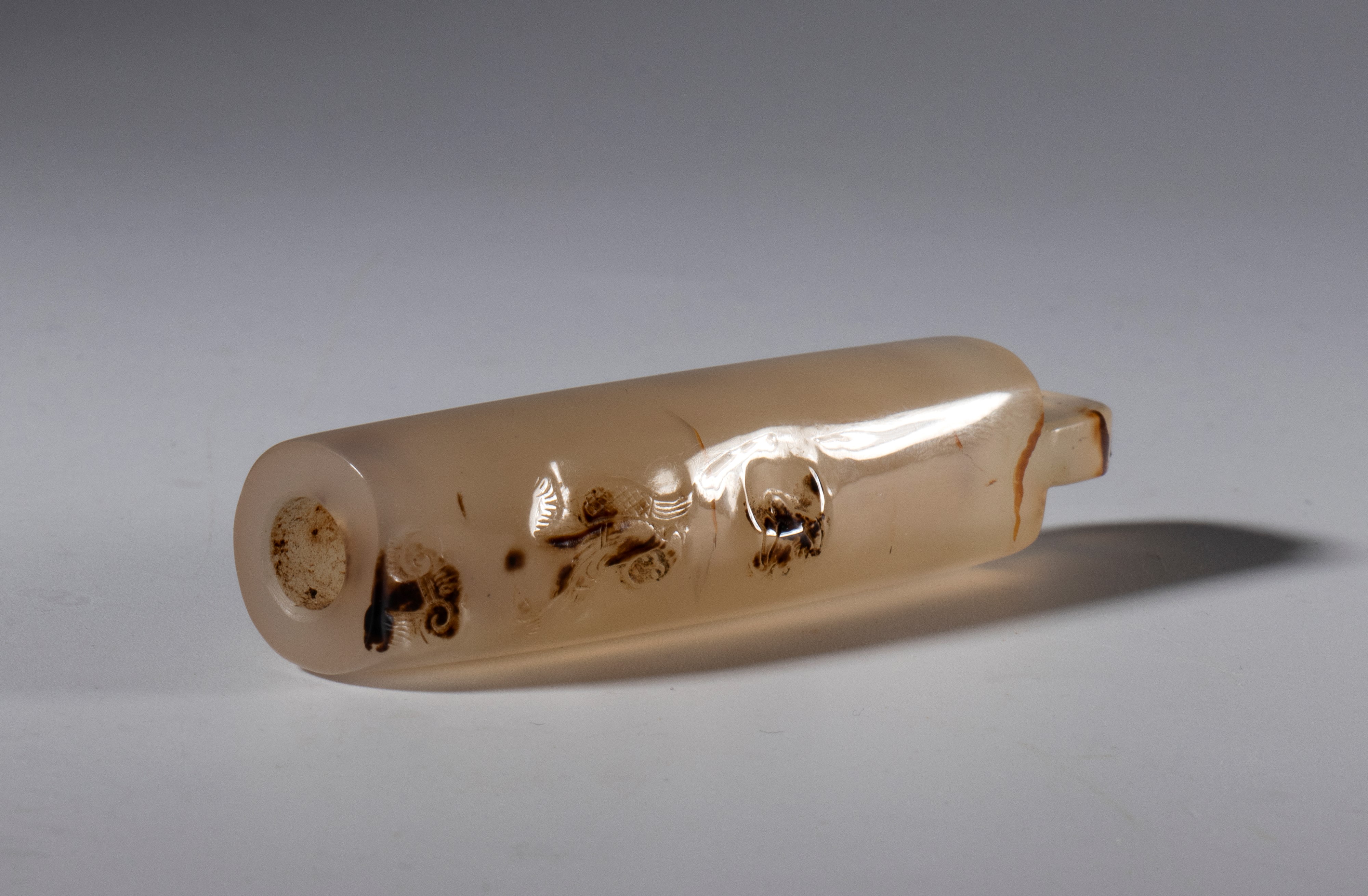 Cina, Porta piume per cappello di corte in giada decorata a figure incise, dinastia Qing (XIX sec...