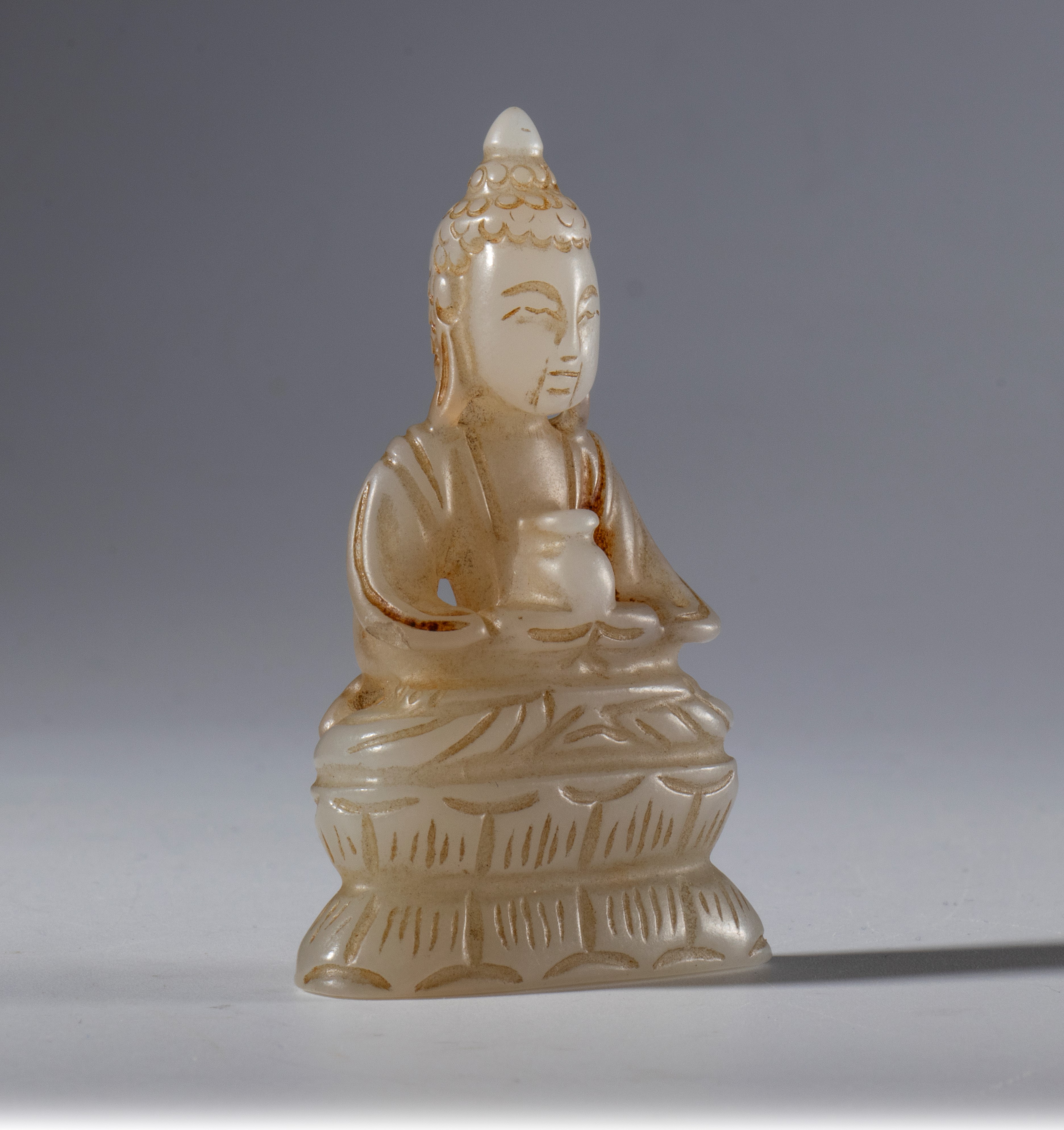 Statua di Buddha in giada bianca Hotan, Cina, dinastia Qing (1644-1912), XIX secolo