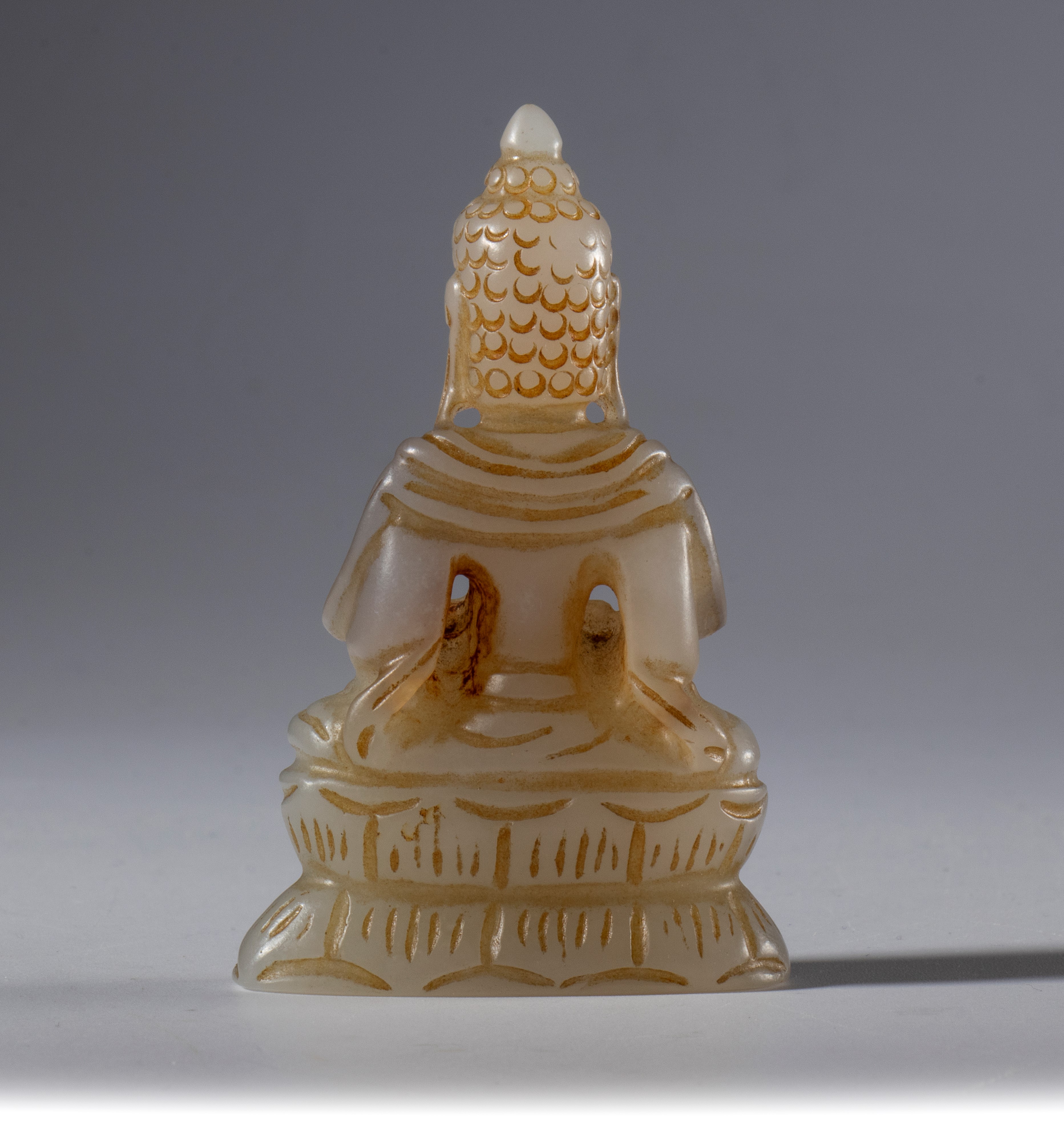 Statua di Buddha in giada bianca Hotan, Cina, dinastia Qing (1644-1912), XIX secolo