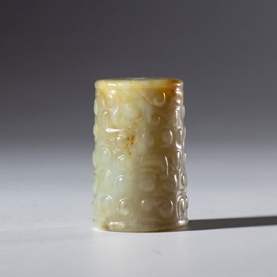 Pendente ornamentale tubolare in giada Hotan con decorazione a nuvole, Cina, dinastia Qing (1644-...