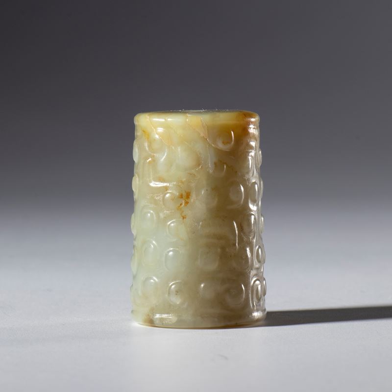 Pendente ornamentale tubolare in giada Hotan con decorazione a nuvole, Cina, dinastia Qing (1644-...