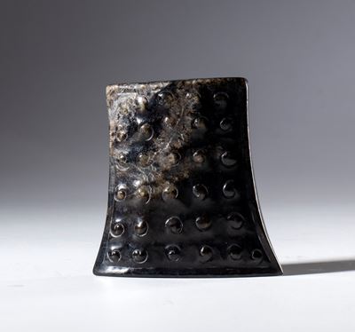 Pendente, Giada scura Hotan, decorazione a chicchi di riso, Cina, dinastia Qing (1644-1912), XVI ...