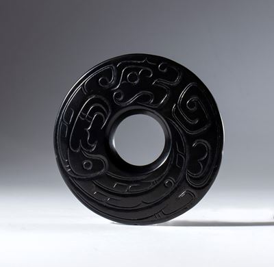 Giada nera Hotan, Disco BI con decoro inciso a drago schematizzato, Cina, dinastia Qing (XIX seco...