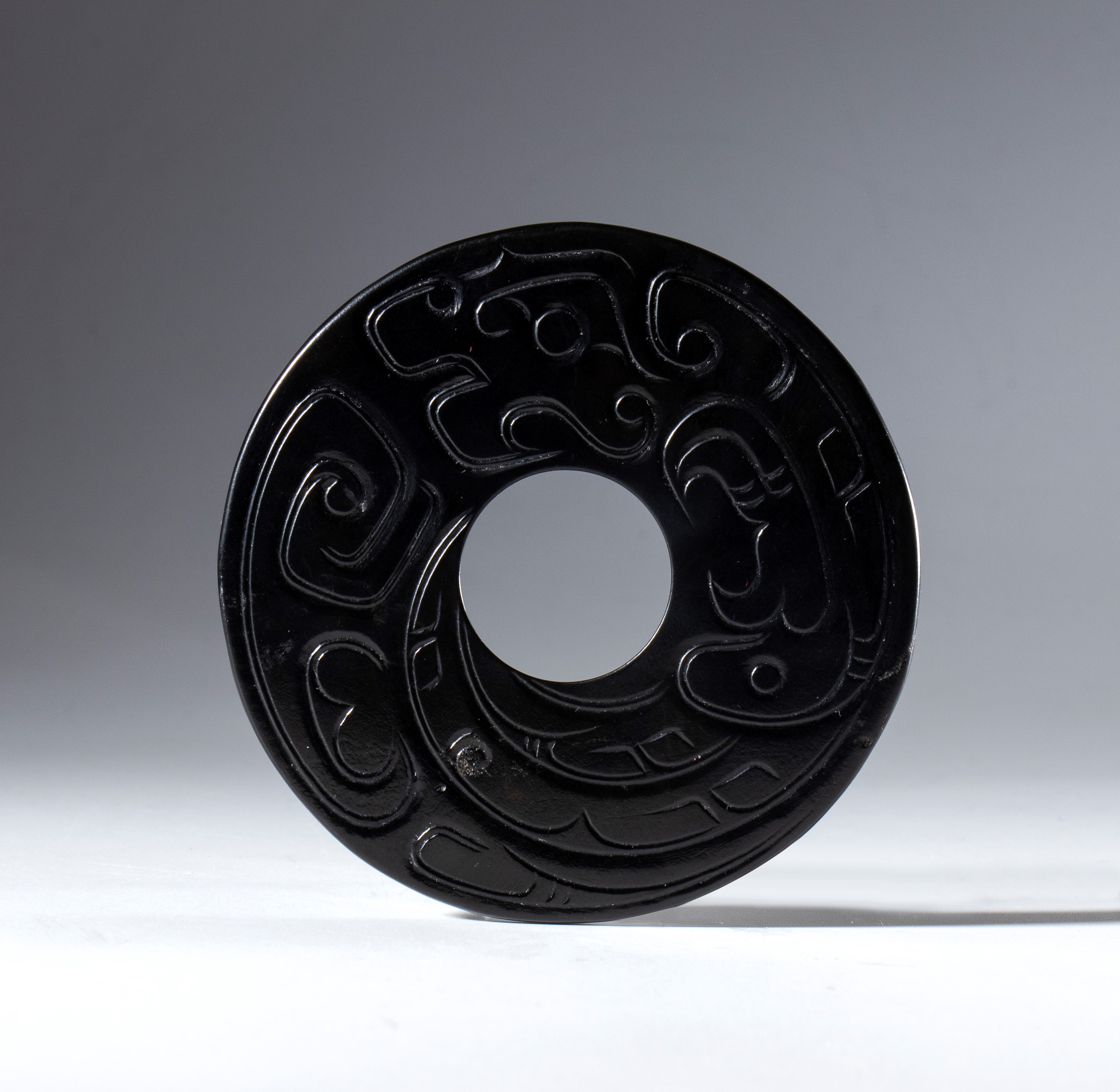 Giada nera Hotan, Disco BI con decoro inciso a drago schematizzato, Cina, dinastia Qing (XIX seco...