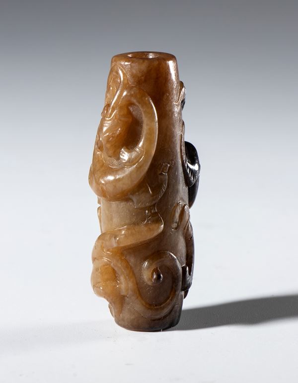 A two-tone Hotan jade tubular pendant with dragon figures. China, 19th century.