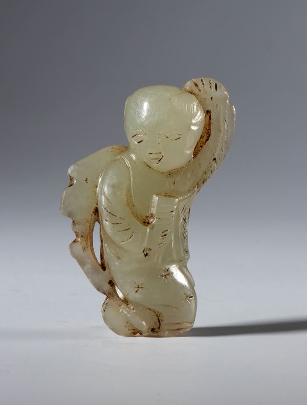 Piccola scultura in giada Hotan raffigurante un fanciullo con aquilone. Cina,  dinastia Qing (1644-1912), XIX secolo