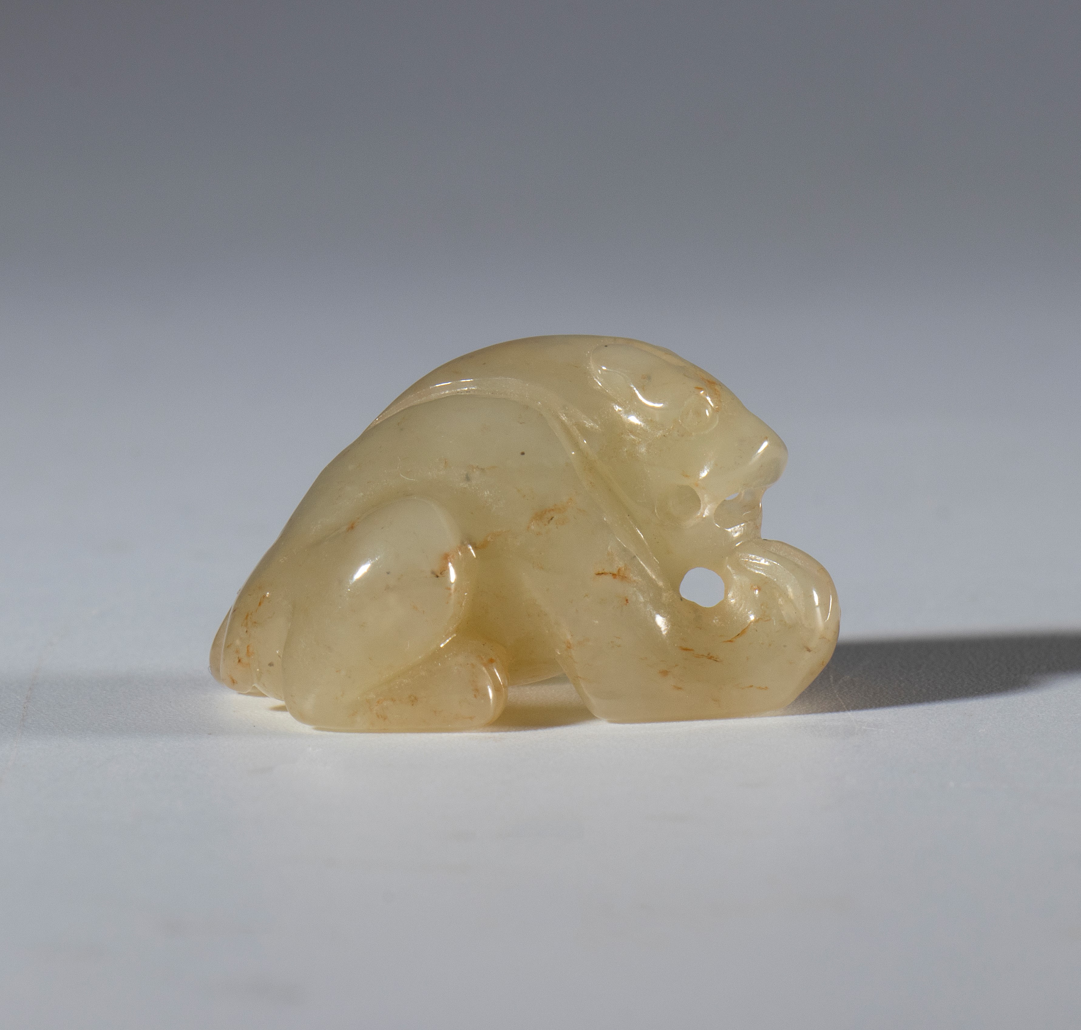 Giada Hotan, Tre piccole sculture raffiguranti cavallo, orso e creatura mitica, Cina, dinastia Qi...