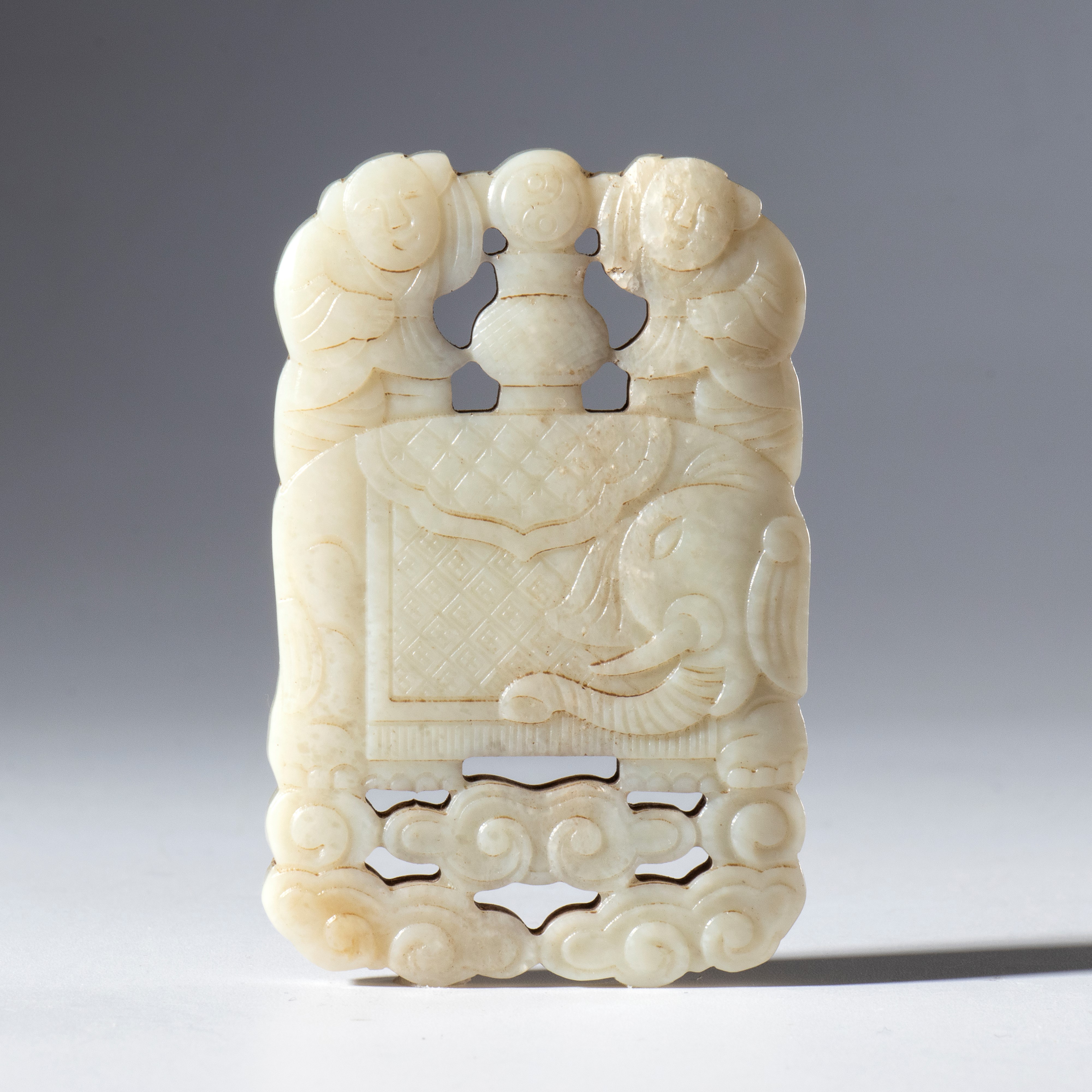 Pendente in giada chiara Hotan, Qing (XIX secolo) — traforato e inciso con figure di bambini, ele...