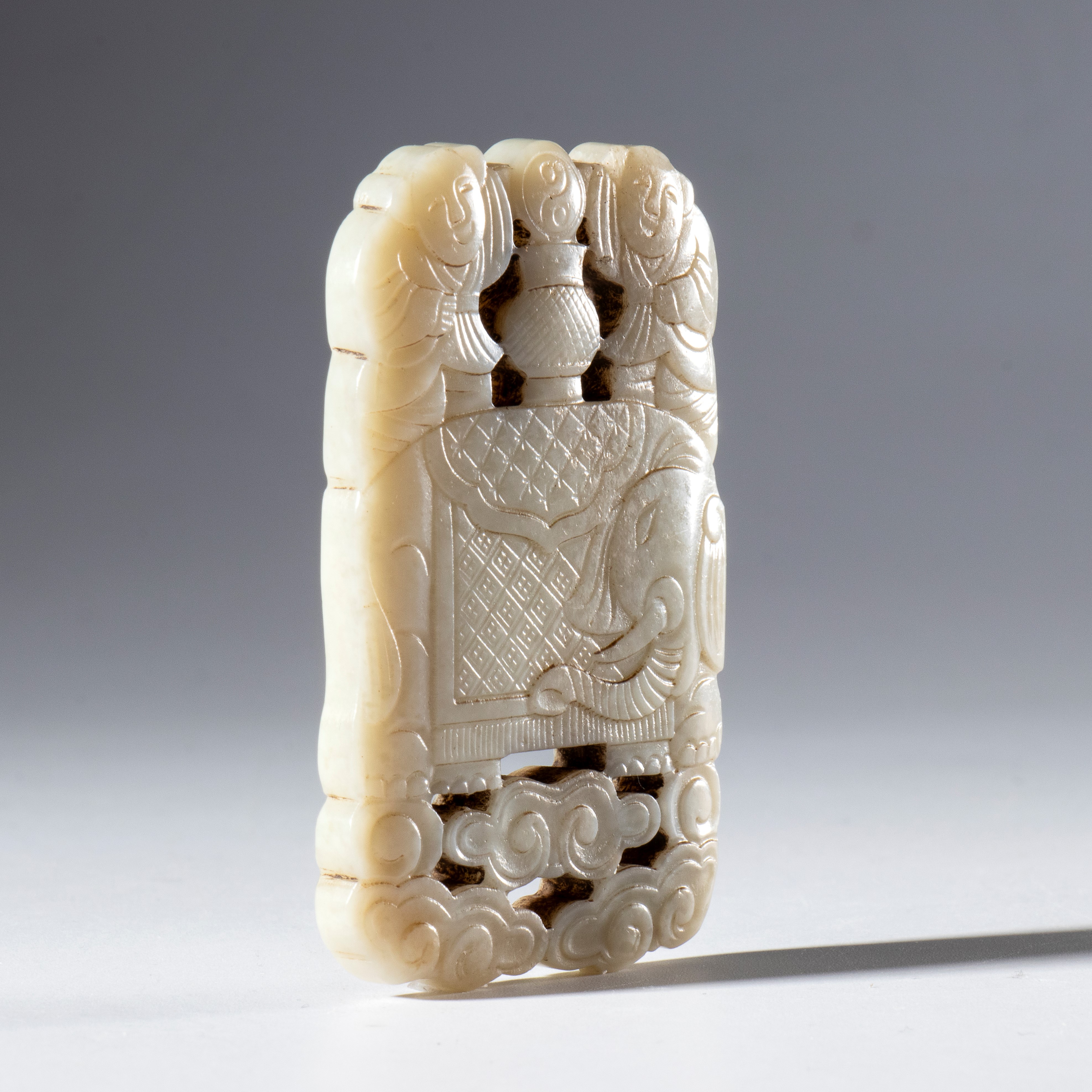 Pendente in giada chiara Hotan, Qing (XIX secolo) — traforato e inciso con figure di bambini, ele...