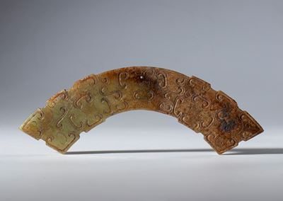 Giada di Hotan, Mezzo disco ornamentale con motivo a nuvole e foro centrale, Cina dinastia Qing, ...