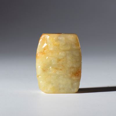 Cina, dinastia Qing (1644-1912), Pendente in giada russet Hotan con incisioni a motivo di nuvole,...