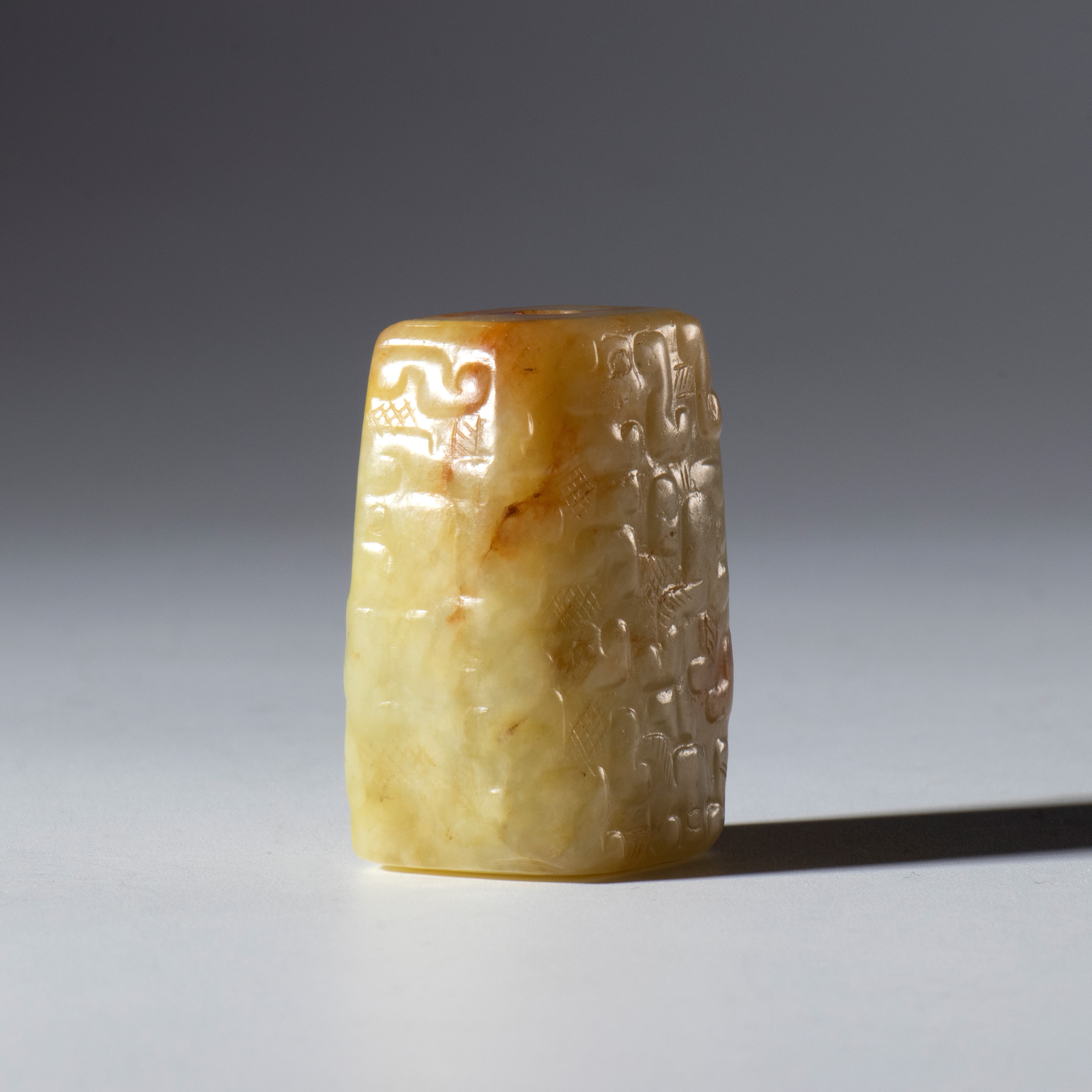 Cina, dinastia Qing (1644-1912), Pendente in giada russet Hotan con incisioni a motivo di nuvole,...